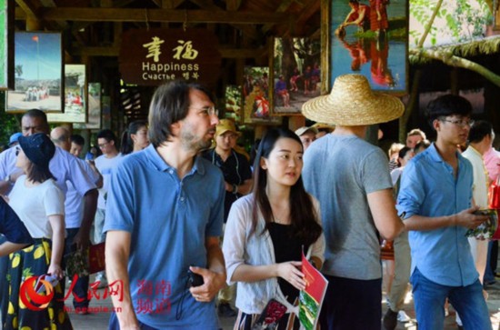 外媒记者点赞海南少数民族文化保护