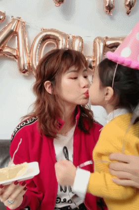 戚薇生日晒火锅味蛋糕 女儿Lucky献吻超可爱