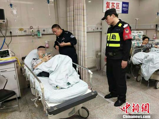 抑郁男子宾馆房间烧炭轻生 警方及时赶到挽回