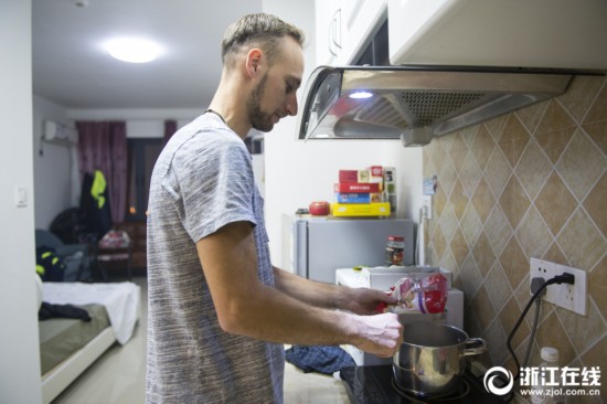 足球洋教练培养中国C罗 想融入杭州的生活