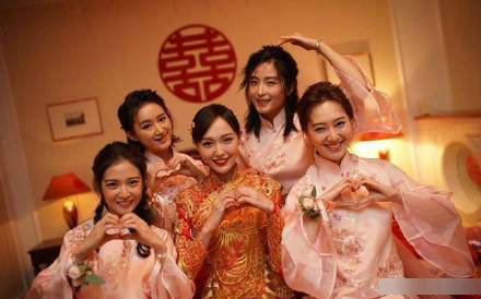 唐嫣罗晋婚礼现场照曝光 新人红衣喜庆甜蜜 场