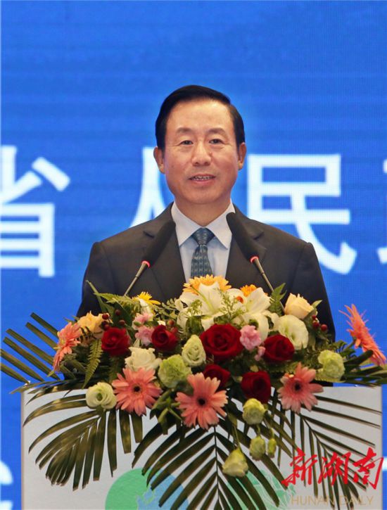 毛泽东的人口战略_哪位上将是唯一能带枪见毛泽东的人(2)