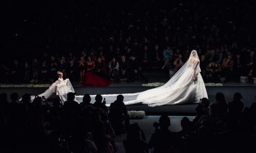 共享婚纱礼服BG真人平台WhiteHoney亮相中国时装周(图4)
