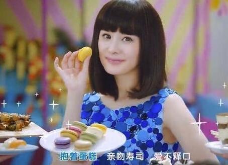 明星拍封面有多拼?周冬雨上树,杨颖剪寸头,魏