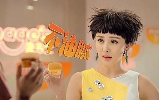 明星拍封面有多拼?周冬雨上树,杨颖剪寸头,魏