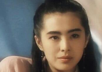 51岁王祖贤最新美照曝光,烈焰红唇嘟嘴卖萌