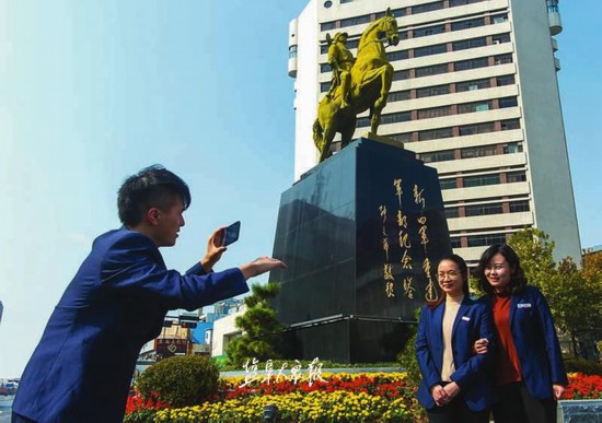 盐城"大铜马"复位后成"网红" 摄影家指点最佳拍摄角度