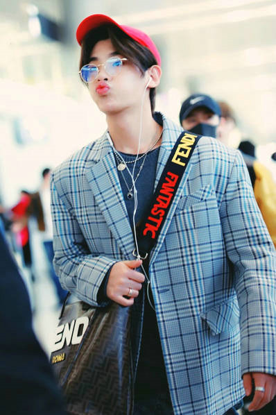 Justin黄明昊头戴小红帽 嘟嘴卖萌很可爱