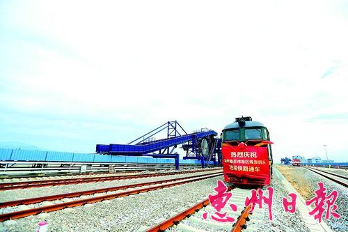     荃湾港区煤炭码头进港铁路全长1.87公里，总投资约3亿元。本报记者汤渝杭 摄