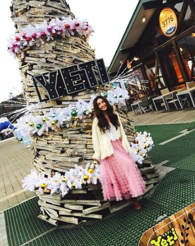 温碧霞晒游玩照片 红枫白衣画面超唯美