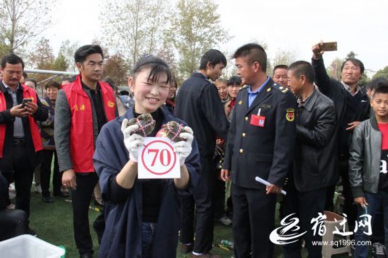 宿迁泗洪聋哑姑娘成捆蟹达人 8秒捆绑一只蟹