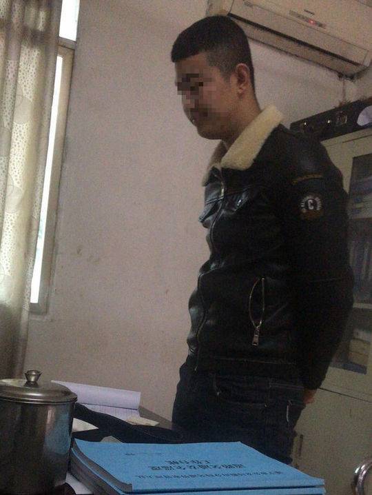 为博点击率 男子自拍踩踏警车视频被拘留5天