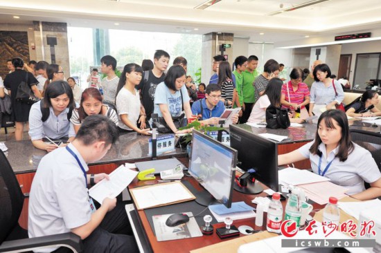 长沙市不动产登记中心内,众多市民在办理相关业务。资料图片