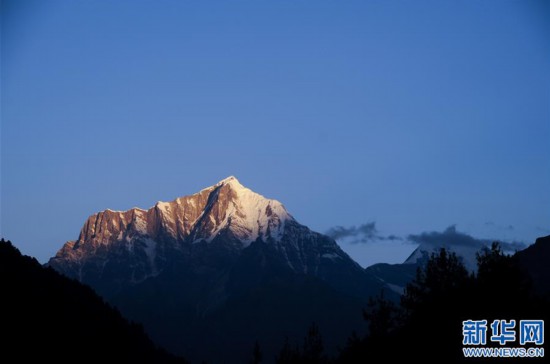 远眺日吾班巴雪山--西藏频道--人民网