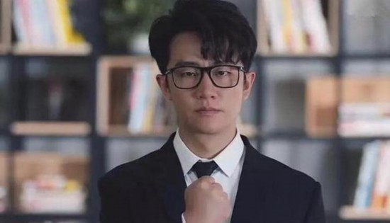娱乐圈中手很可爱的明星黄轩手超抢镜邓伦短手萌萌哒