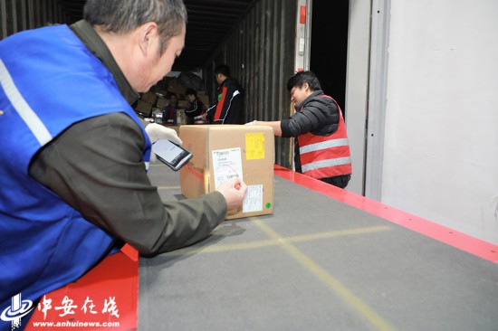 凌晨3点快递很忙!看看双十一包裹怎样坐著滑