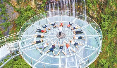 玻璃桥上露营 看佛山好风景