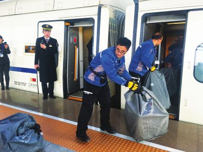 兰铁集团10天发送高铁快运件50吨