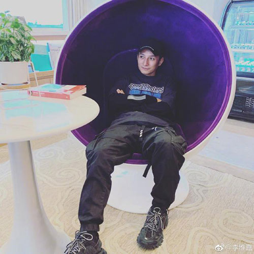 李维嘉晒霸气坐姿庆祝周末帅气装扮潮范十足