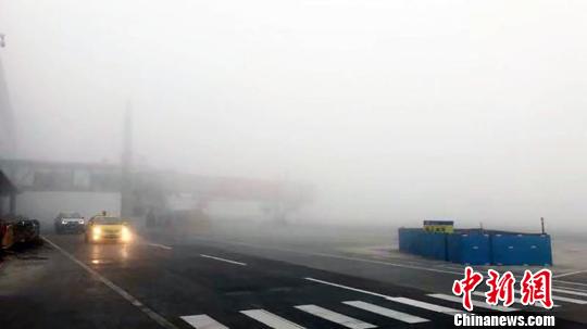 乌鲁木齐恶劣天气骚扰机场进出港航班取消5