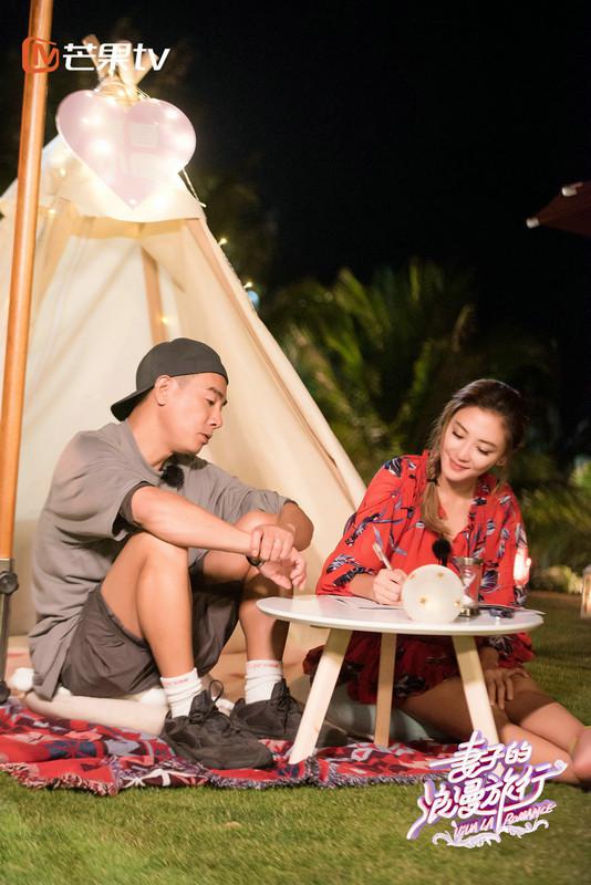 《妻子》浪漫晚餐夫妻深情告白 采儿称陈小春