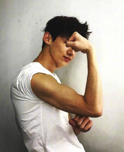 穿衣显瘦脱衣有肉!白敬亭晒健身照肌肉健硕震