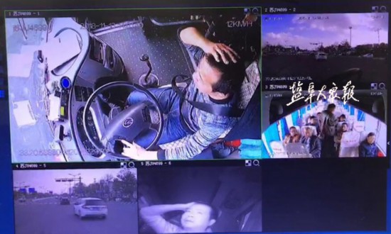 盐城老人公交车上扔瓜子壳遭批评 动手拍打司机