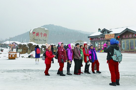 中国雪乡15日开园千名游客畅游体验