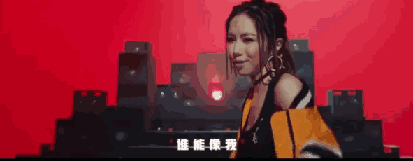 邓紫棋甜蜜为男友庆生,但我只看到了她的马甲线