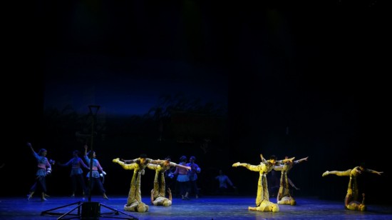 致敬革命英雄 大型杂技舞台剧《黎明前夜》在