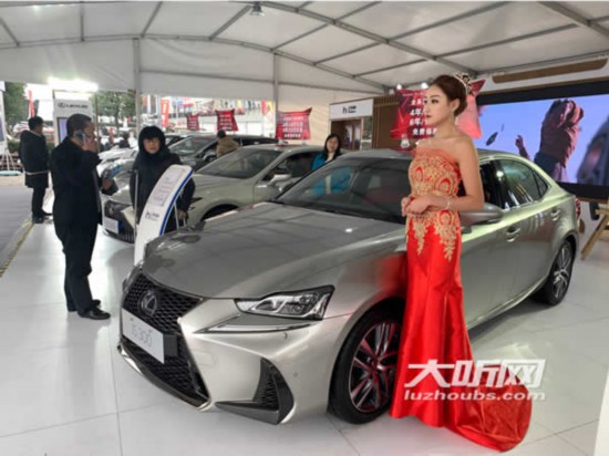 2018瀘州汽車文化節車模盡顯時尚范