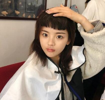 杨超越换妹妹头新发型 露出呆萌的表情