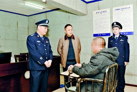 审犯人口气_警察审犯人图片(2)