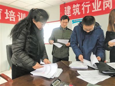 <p>　　自治区农民工工资清欠领导小组对吴忠市工资清欠情况进行检查。本报记者　李锦　摄　</p>