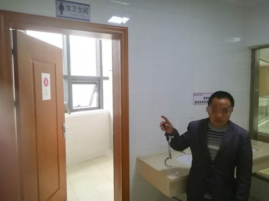 男子女厕偷拍被抓现行 手机内已存有多部视频-新闻热点