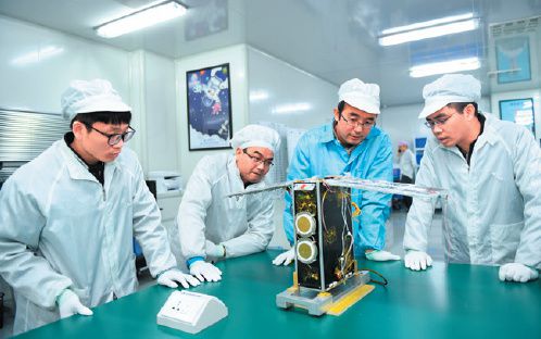 19-2 天儀研究院科研人員在研究“湘江新區號”衛星（瀟湘二號）