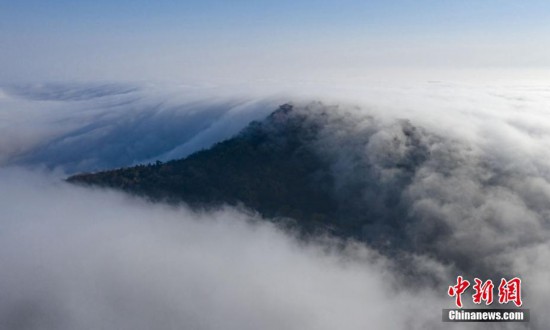 航拍江苏句容茅山:云雾缭绕似仙境