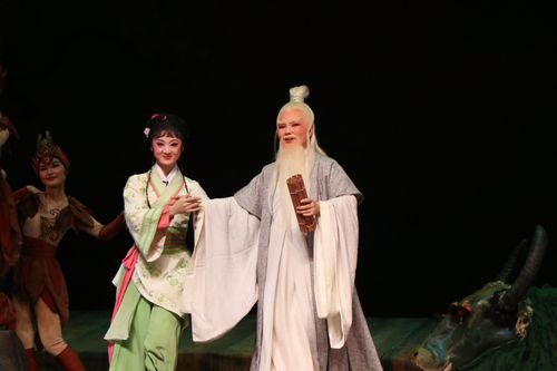 越调《老子》演出剧照,申小梅扮演老子(右)