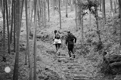 江苏宜兴:越野赛女选手山林遭村民猥亵 他手里