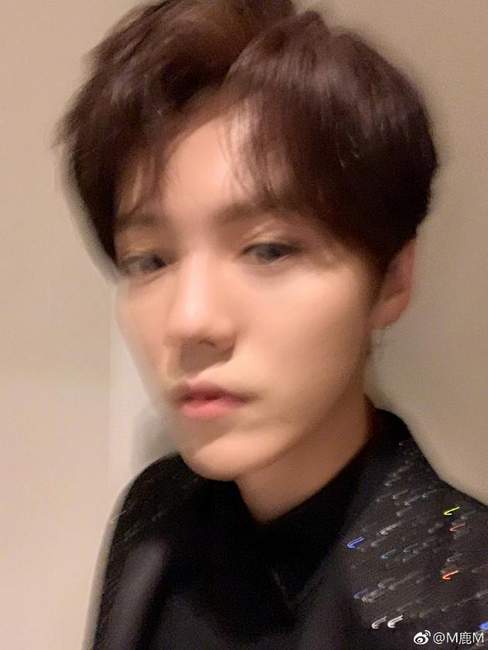 鹿晗晒高糊自拍照 网友:老花镜拿来