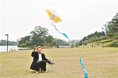 八旬爷爷擅长风筝特技表演好友遍及高校学子