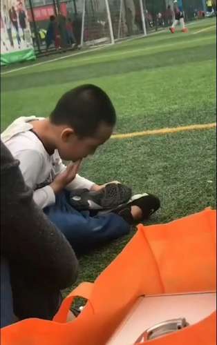 白敬亭小时候视频被曝光，网友都说可爱