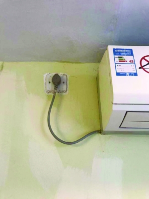 市民在酒店房间里找出摄像头图片