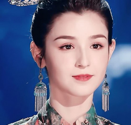 据说完胜热巴神似娜扎这个新疆美女到底有多美?
