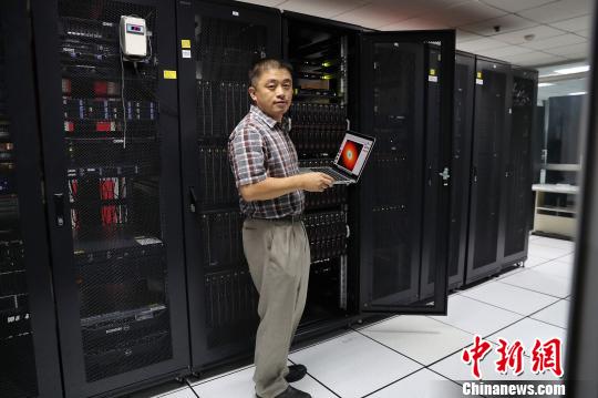 郭福来展示上海天文台信息计算中心的超级计算平台 张亨伟 摄