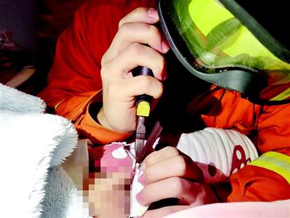 5岁男童下体被睡袋拉链卡住 家长报警求助 消