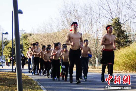 北京十余名男孩冒严寒赤膊跑步这种磨砺该支持吗？