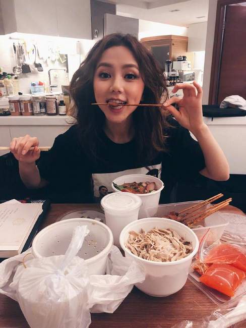 邓紫棋晒夜间撸串照手拿烤串面对美食一脸享受