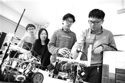 它同专注软件操作技能培训的“菜鸟计划”、侧重综合实践能力展示的“创新竞赛计划”、致力于深层次基础科研的“培优计划”以及着力孵化创业梦想的“创客空间计划”