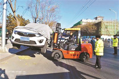 “穿衣车”被认定遮挡号牌 违法停车将被罚12分